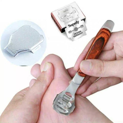 Bộ dụng cụ chà gót chân ,làm sạch da chết kèm lưỡi dao cạo và hộp đựng thiếc xinh xắn 
