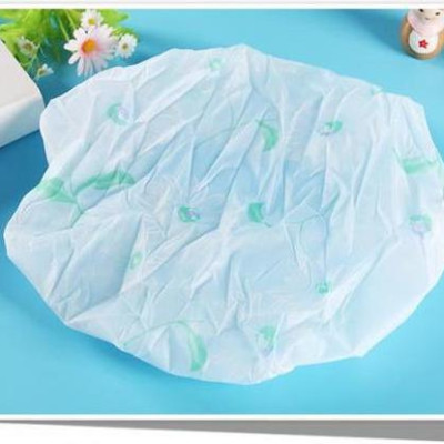 Mũ nilon đội đầu đi tắm loại vừa (giao màu ngẫu nhiên)