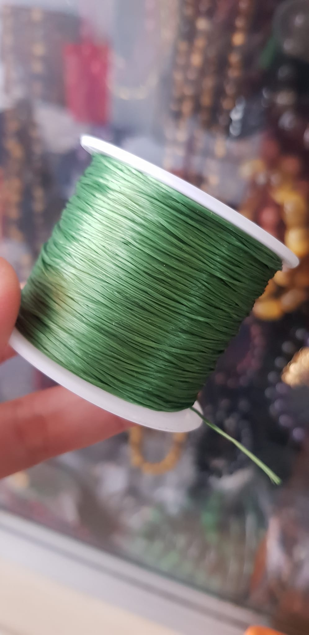 Cuộn Dây Thun CO GIÃN màu Xanh Lá xỏ vòng hạt chuỗi Dây này là dây thun chuyên xỏ vòng chuỗi màu Xanh Lá, có đủ màu .. Anh Chị đang đeo chuỗi muốn thay dây khác cho vòng thì đặt cuộn Thun chỉ này nhé