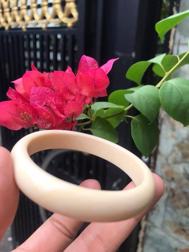 VÒNG TAY NỮ ĐEO MÀU TRẮNG GIẢ NGÀ HAY GỌI LÀ XƯƠNG MỸ NGHỆ SIZE 52MM x Bản Cao 12mm x Dầy 6,5mm NỮ NẶNG 50KG TRỞ XUỐNG ĐEO Ạ