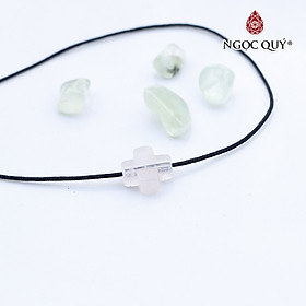 Mặt dây chuyền thánh giá xỏ ngang đá thạch anh hồng nhạt mệnh hỏa, thổ - Ngọc Quý Gemstones