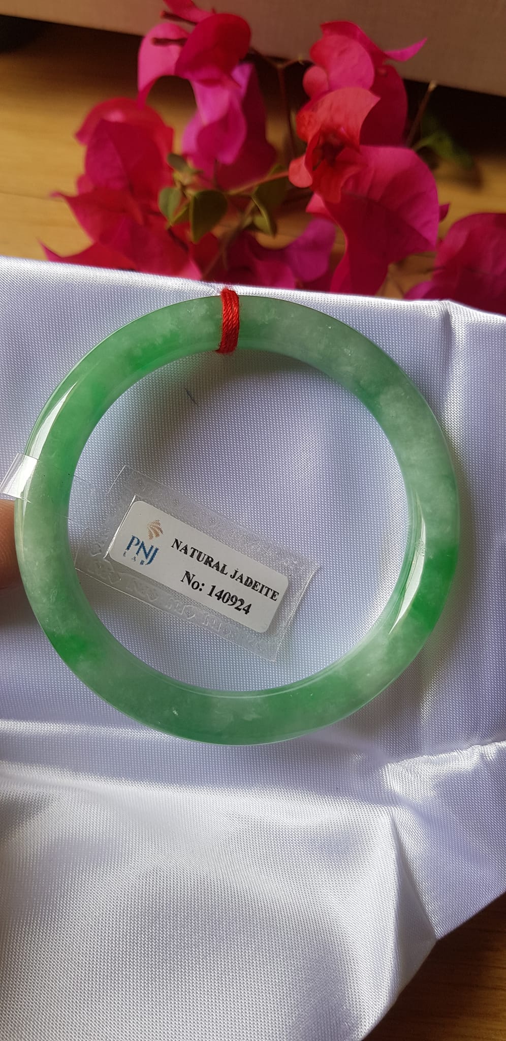 Vòng Cẩm thạch tự nhiên Đậu Nở Lý Sịn 52mm x cọng 8mm Vòng kiểm định số đẹp P No 140924 đẹp lắm luôn ạ màu trắng xanh lý bông đậu xanh đều cả vòng đẹp sang nữ 50kg - 56kg đeo xinh tay sang lắm ạ