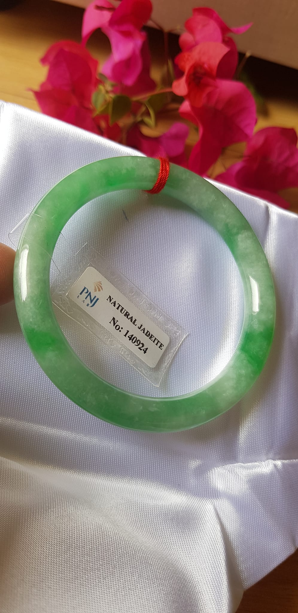 Vòng Cẩm thạch tự nhiên Đậu Nở Lý Sịn 52mm x cọng 8mm Vòng kiểm định số đẹp P No 140924 đẹp lắm luôn ạ màu trắng xanh lý bông đậu xanh đều cả vòng đẹp sang nữ 50kg - 56kg đeo xinh tay sang lắm ạ