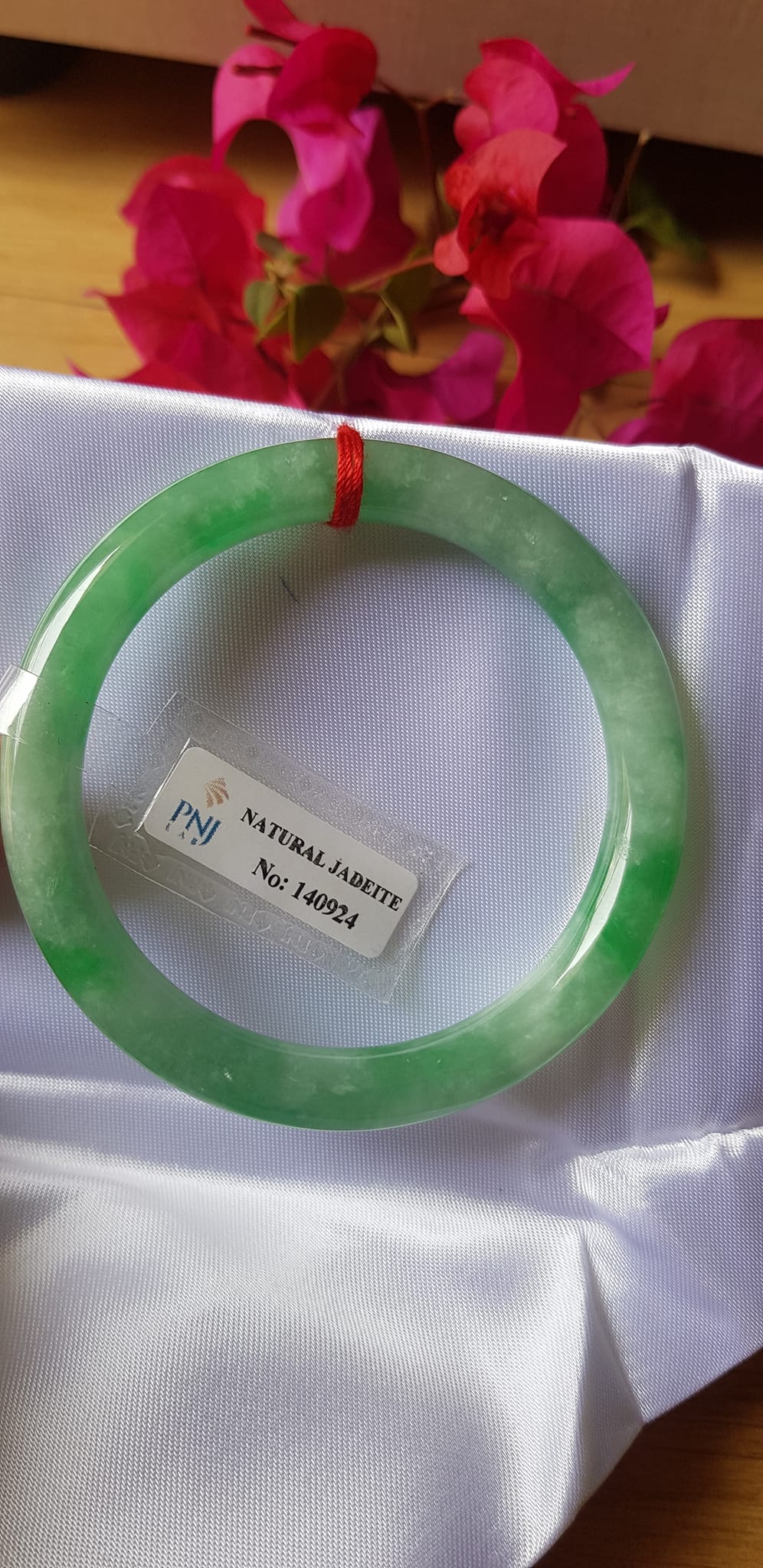 Vòng Cẩm thạch tự nhiên Đậu Nở Lý Sịn 52mm x cọng 8mm Vòng kiểm định số đẹp P No 140924 đẹp lắm luôn ạ màu trắng xanh lý bông đậu xanh đều cả vòng đẹp sang nữ 50kg - 56kg đeo xinh tay sang lắm ạ