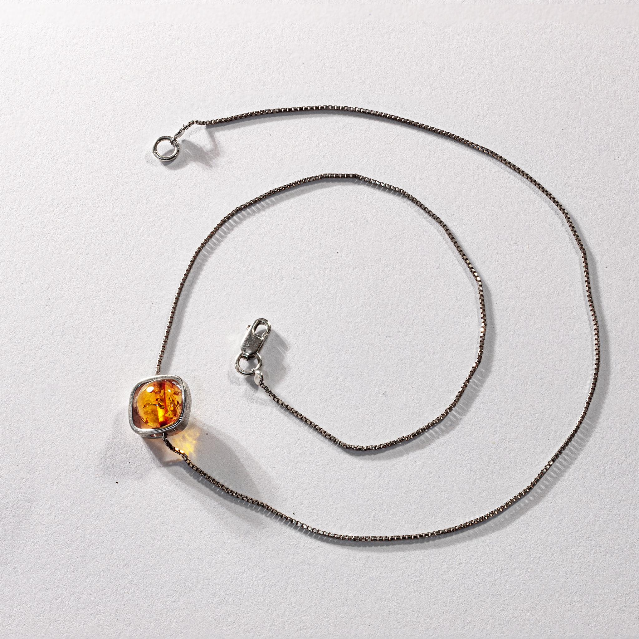 Dây Chuyền Đá Phong Thủy Hổ phách (Amber) Thiên Nhiên Mix Charm Bạc 925 DC002
