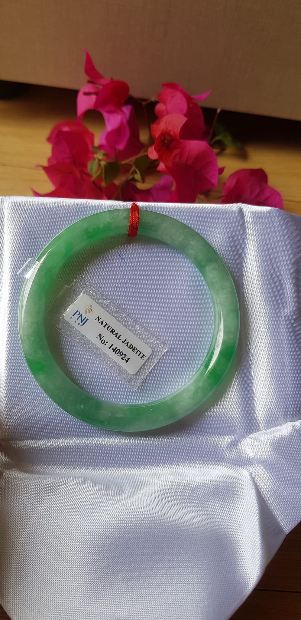 Vòng Cẩm thạch tự nhiên Đậu Nở Lý Sịn 52mm x cọng 8mm Vòng kiểm định số đẹp P No 140924 đẹp lắm luôn ạ màu trắng xanh lý bông đậu xanh đều cả vòng đẹp sang nữ 50kg - 56kg đeo xinh tay sang lắm ạ
