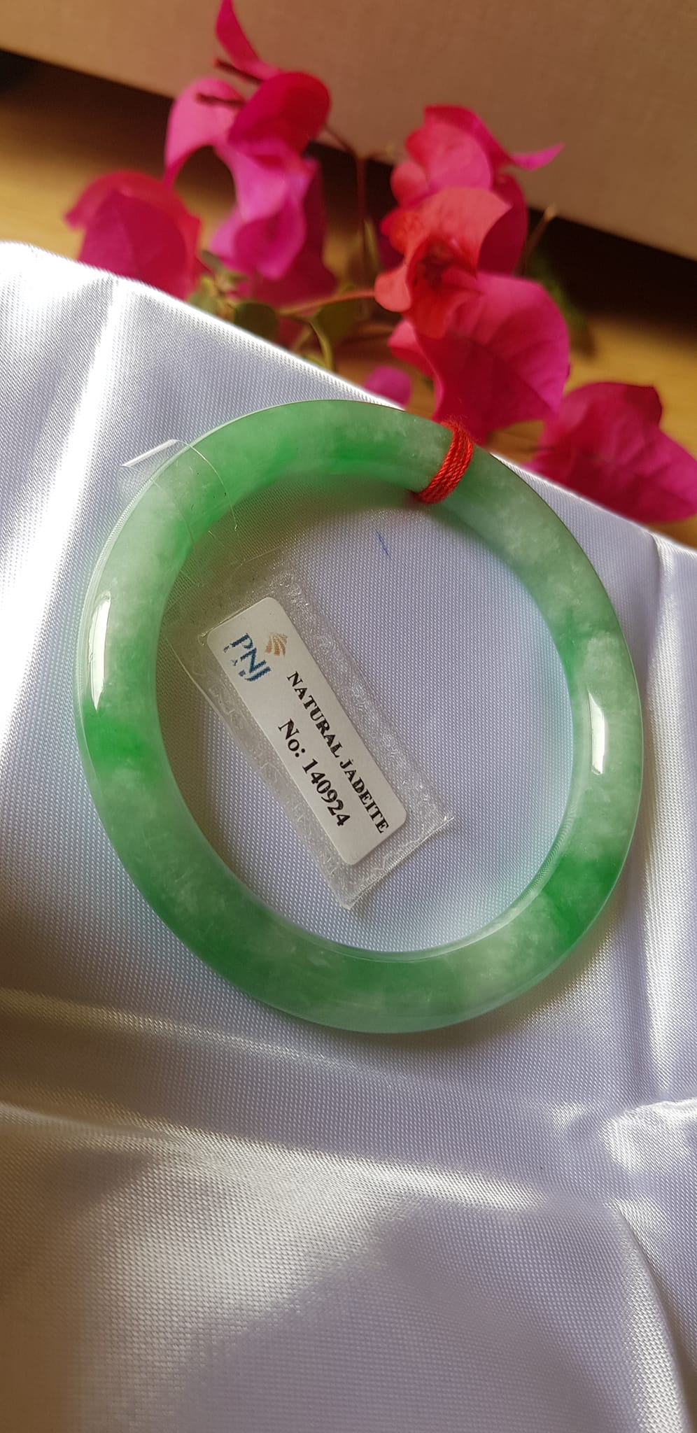 Vòng Cẩm thạch tự nhiên Đậu Nở Lý Sịn 52mm x cọng 8mm Vòng kiểm định số đẹp P No 140924 đẹp lắm luôn ạ màu trắng xanh lý bông đậu xanh đều cả vòng đẹp sang nữ 50kg - 56kg đeo xinh tay sang lắm ạ