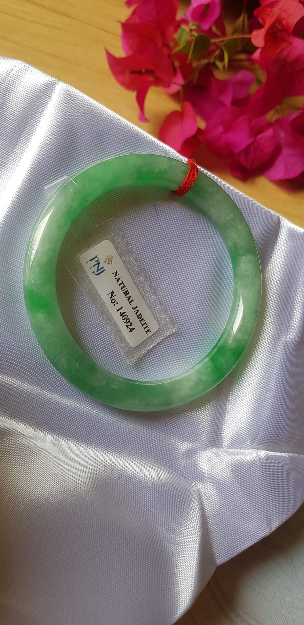 Vòng Cẩm thạch tự nhiên Đậu Nở Lý Sịn 52mm x cọng 8mm Vòng kiểm định số đẹp P No 140924 đẹp lắm luôn ạ màu trắng xanh lý bông đậu xanh đều cả vòng đẹp sang nữ 50kg - 56kg đeo xinh tay sang lắm ạ