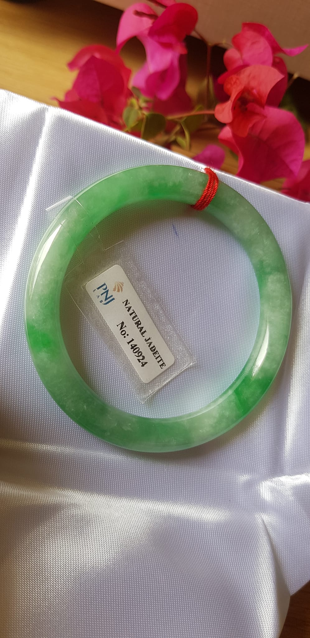 Vòng Cẩm thạch tự nhiên Đậu Nở Lý Sịn 52mm x cọng 8mm Vòng kiểm định số đẹp P No 140924 đẹp lắm luôn ạ màu trắng xanh lý bông đậu xanh đều cả vòng đẹp sang nữ 50kg - 56kg đeo xinh tay sang lắm ạ