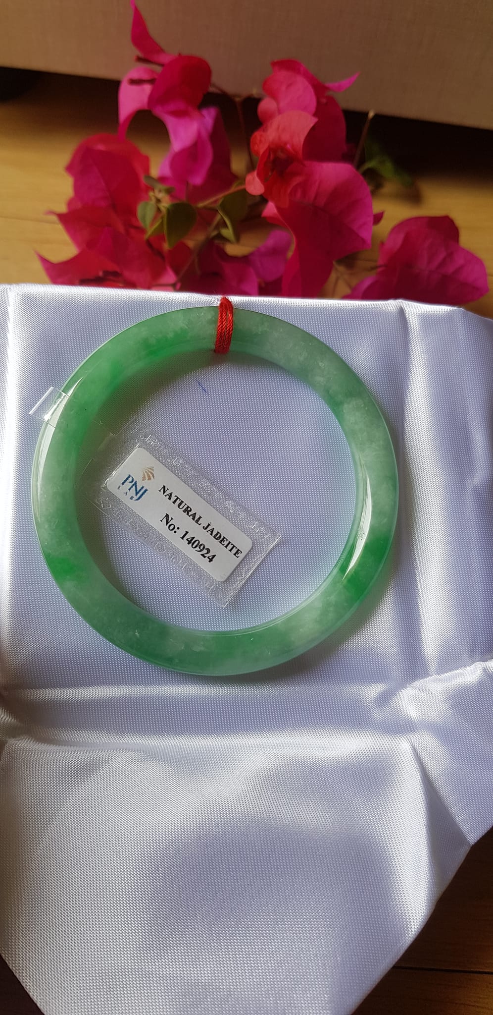 Vòng Cẩm thạch tự nhiên Đậu Nở Lý Sịn 52mm x cọng 8mm Vòng kiểm định số đẹp P No 140924 đẹp lắm luôn ạ màu trắng xanh lý bông đậu xanh đều cả vòng đẹp sang nữ 50kg - 56kg đeo xinh tay sang lắm ạ