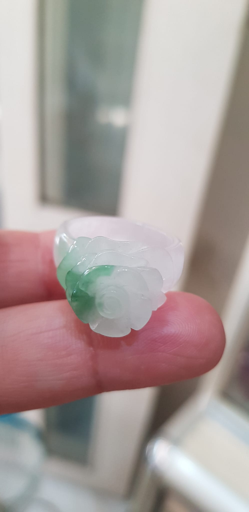 Nhẫn Nữ mới chạm Bông Hồng Nổi màu Trắng Xanh nhẹ rất đẹp đá cẩm thạch tự nhiên Ni 18mm đeo tay xinh lắm ạ