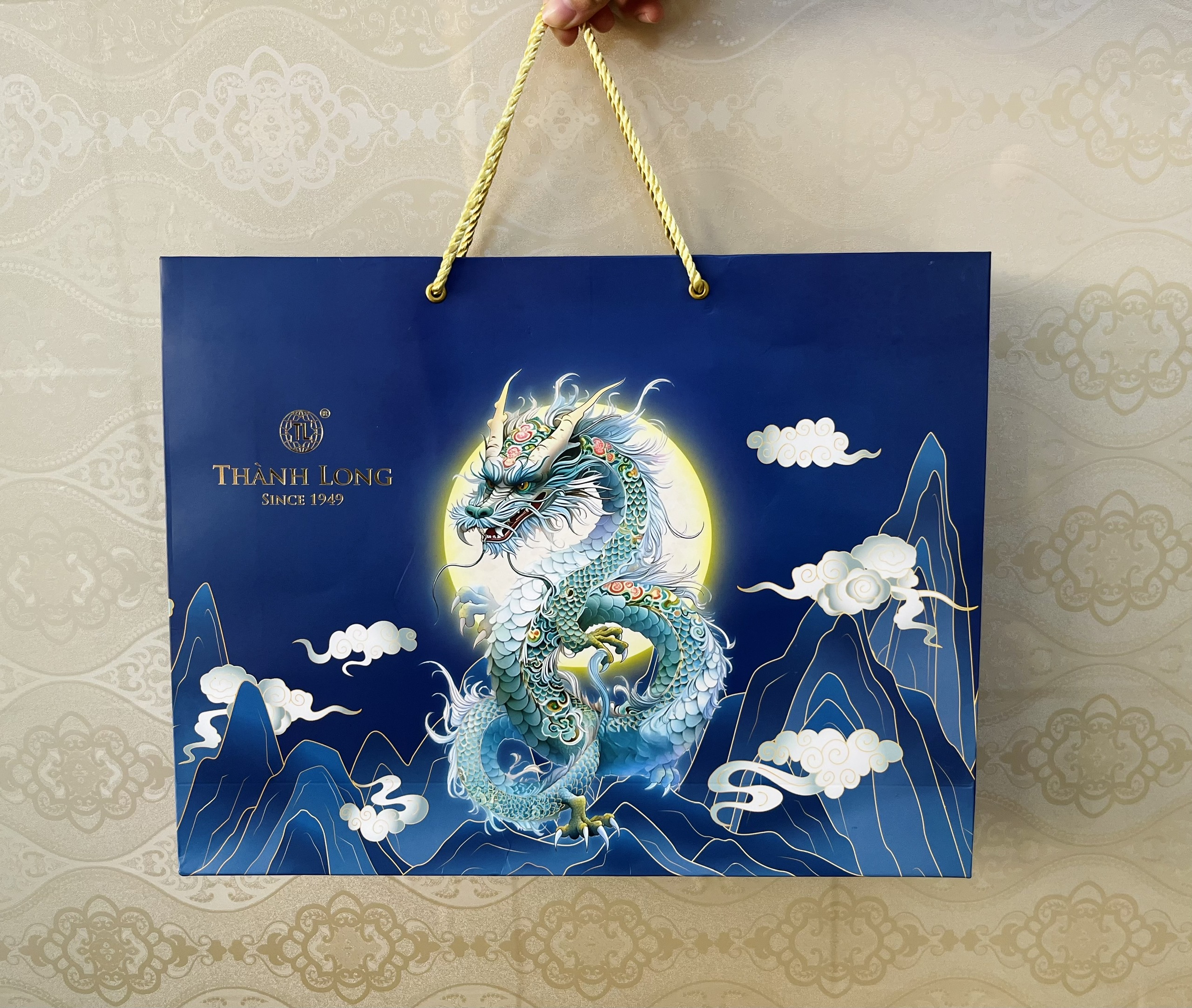 Hộp bánh trung thu cao cấp tráng gương 4 bánh 2 trứng 220g - Long Hưng - Thành Long 880g - Tặng 1 hộp trà - Việt Nam