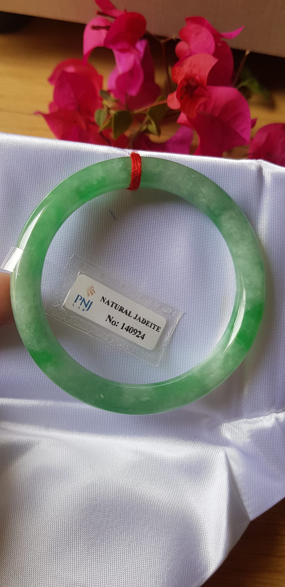 Vòng Cẩm thạch tự nhiên Đậu Nở Lý Sịn 52mm x cọng 8mm Vòng kiểm định số đẹp P No 140924 đẹp lắm luôn ạ màu trắng xanh lý bông đậu xanh đều cả vòng đẹp sang nữ 50kg - 56kg đeo xinh tay sang lắm ạ