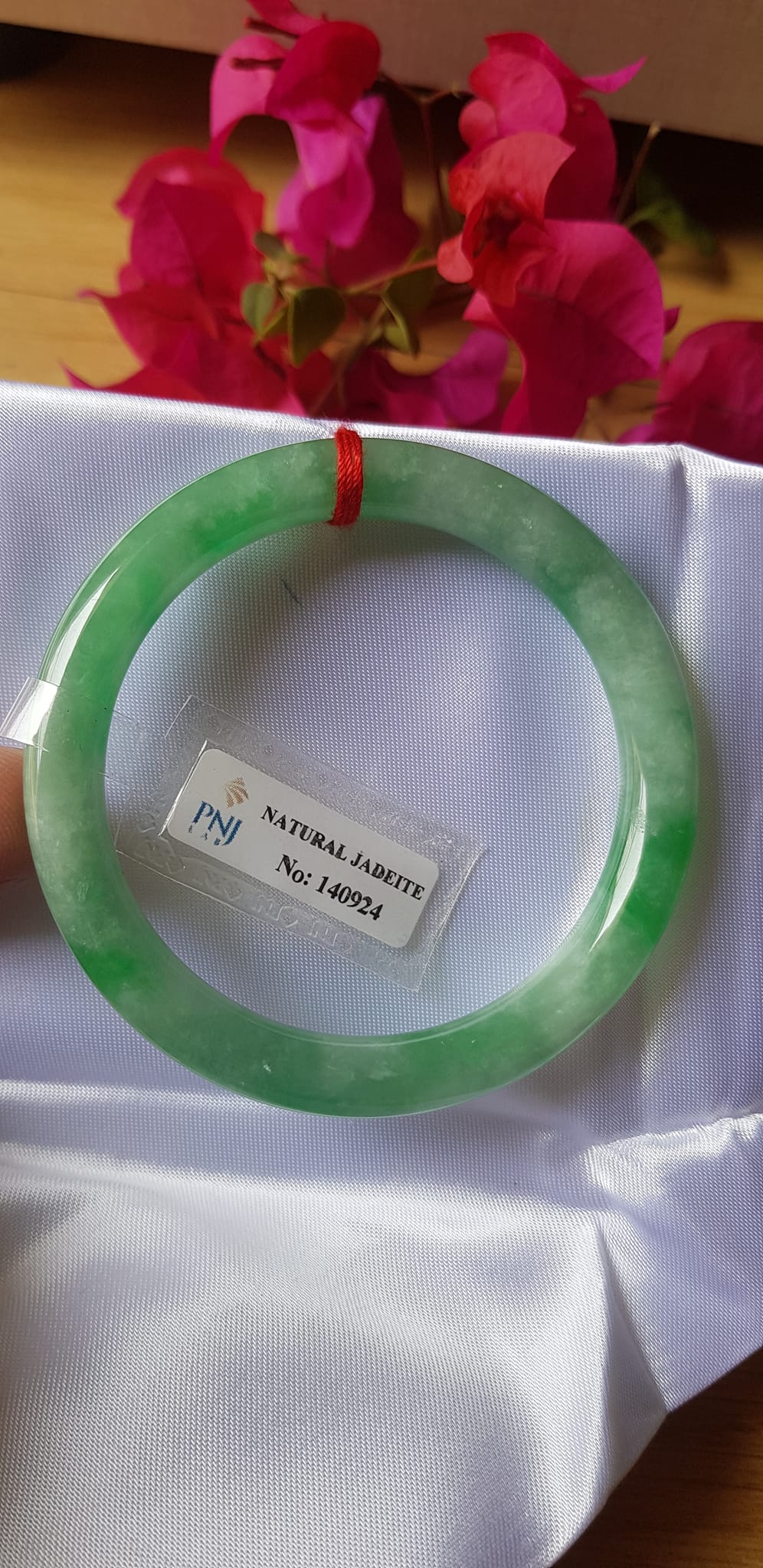 Vòng Cẩm thạch tự nhiên Đậu Nở Lý Sịn 52mm x cọng 8mm Vòng kiểm định số đẹp P No 140924 đẹp lắm luôn ạ màu trắng xanh lý bông đậu xanh đều cả vòng đẹp sang nữ 50kg - 56kg đeo xinh tay sang lắm ạ
