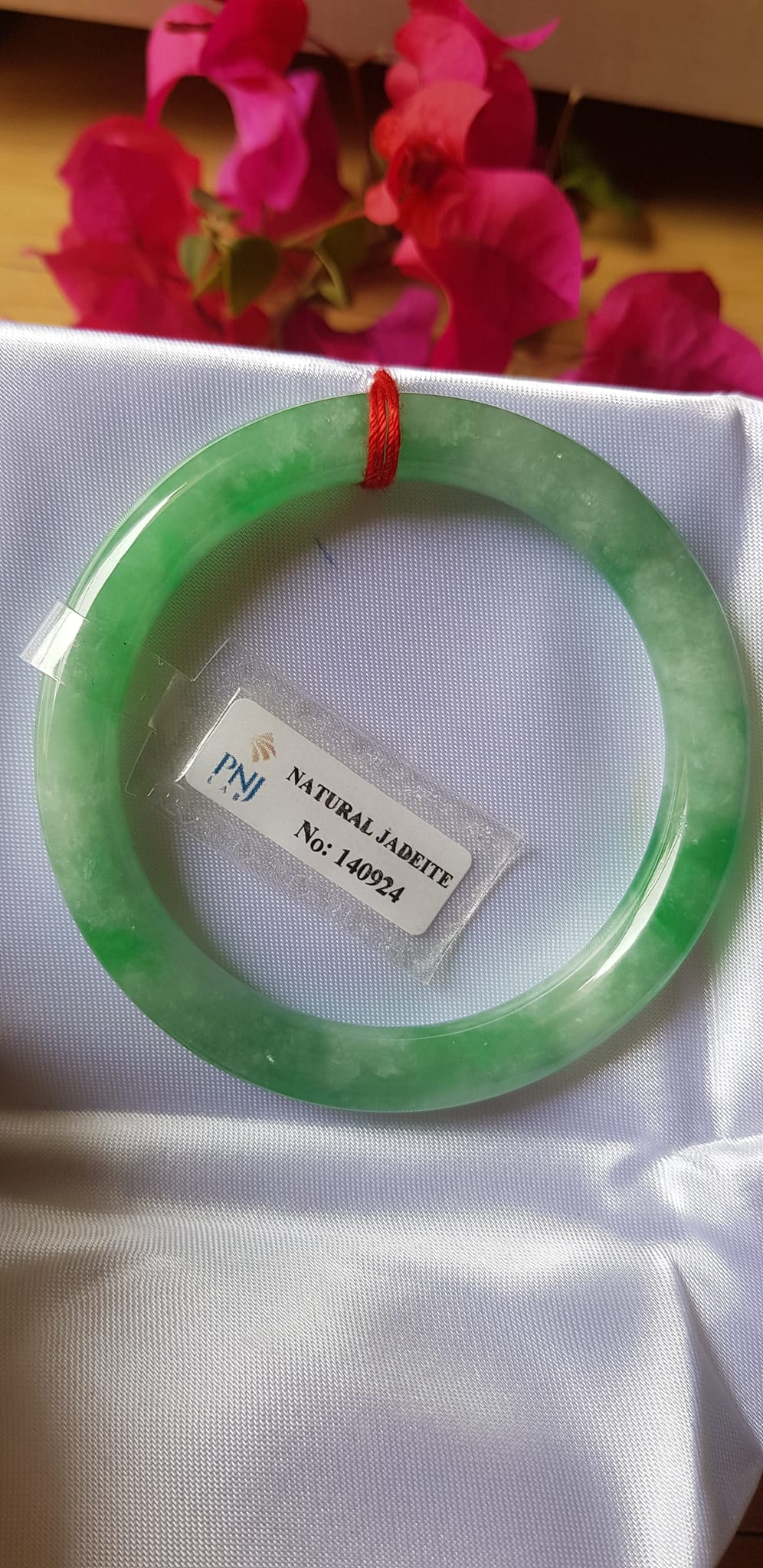 Vòng Cẩm thạch tự nhiên Đậu Nở Lý Sịn 52mm x cọng 8mm Vòng kiểm định số đẹp P No 140924 đẹp lắm luôn ạ màu trắng xanh lý bông đậu xanh đều cả vòng đẹp sang nữ 50kg - 56kg đeo xinh tay sang lắm ạ