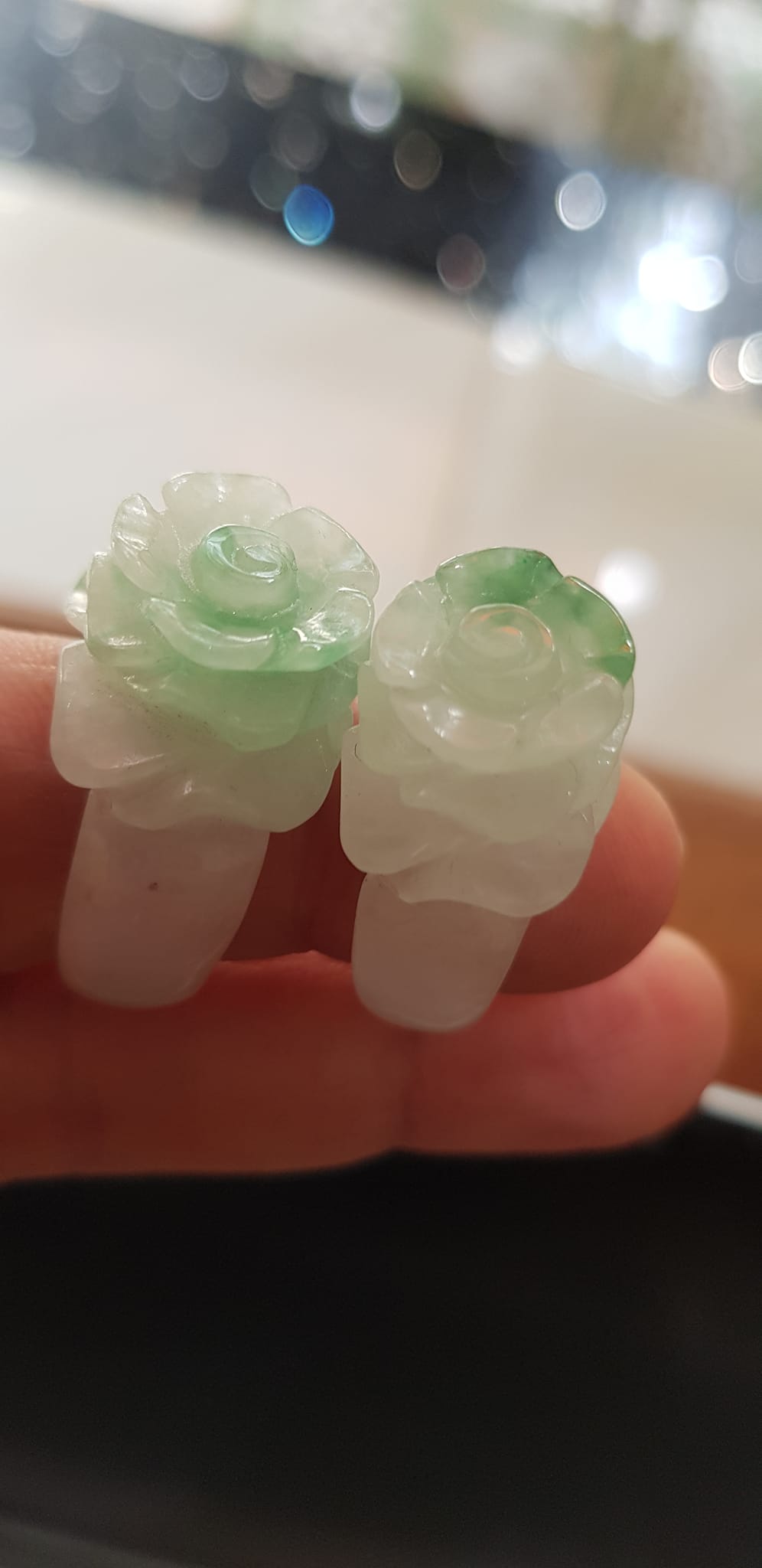Nhẫn Nữ mới chạm Bông Hồng Nổi màu Trắng Xanh nhẹ rất đẹp đá cẩm thạch tự nhiên Ni 18mm đeo tay xinh lắm ạ