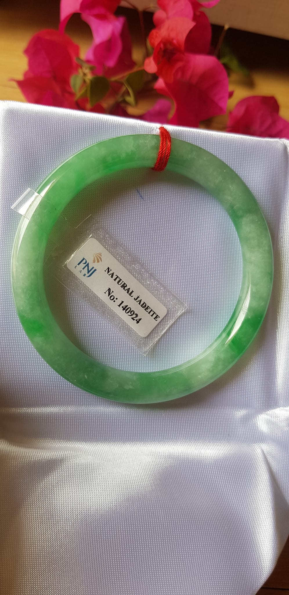 Vòng Cẩm thạch tự nhiên Đậu Nở Lý Sịn 52mm x cọng 8mm Vòng kiểm định số đẹp P No 140924 đẹp lắm luôn ạ màu trắng xanh lý bông đậu xanh đều cả vòng đẹp sang nữ 50kg - 56kg đeo xinh tay sang lắm ạ