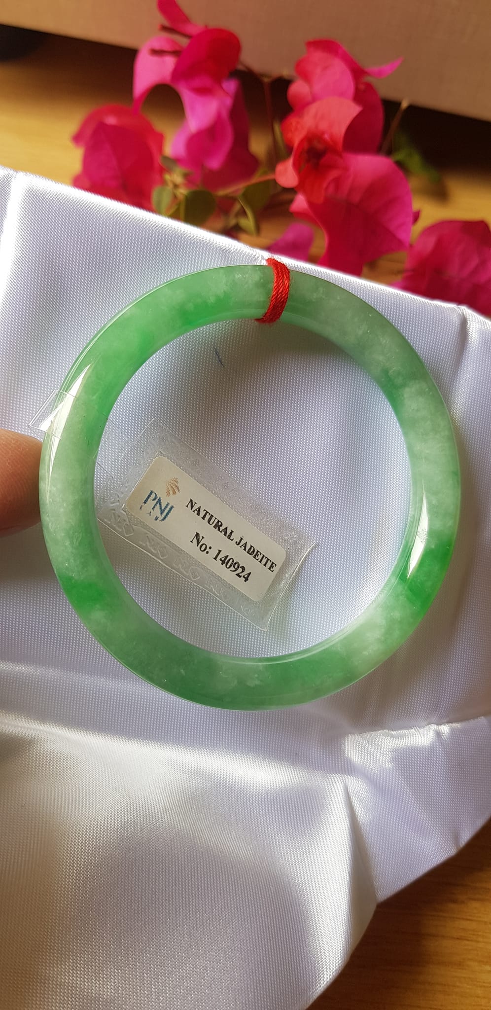 Vòng Cẩm thạch tự nhiên Đậu Nở Lý Sịn 52mm x cọng 8mm Vòng kiểm định số đẹp P No 140924 đẹp lắm luôn ạ màu trắng xanh lý bông đậu xanh đều cả vòng đẹp sang nữ 50kg - 56kg đeo xinh tay sang lắm ạ
