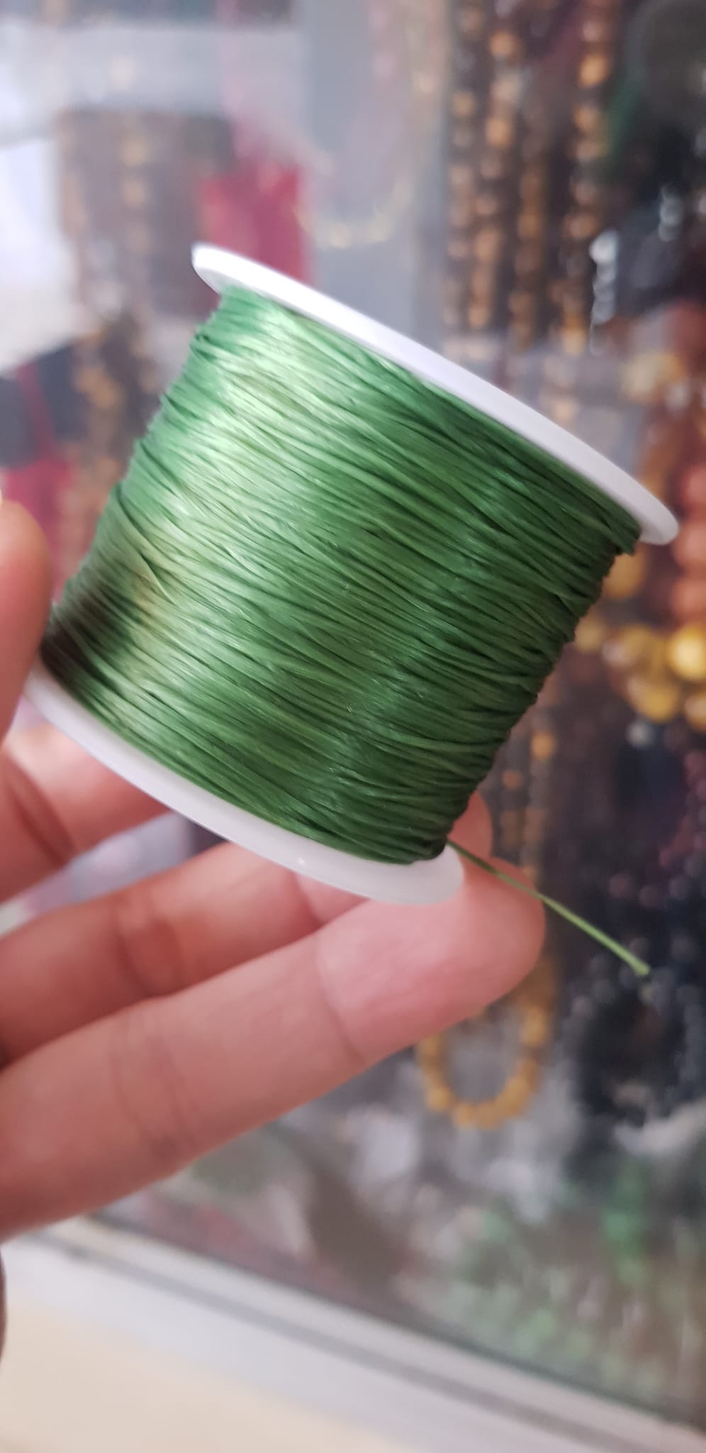 Cuộn Dây Thun CO GIÃN màu Xanh Lá xỏ vòng hạt chuỗi Dây này là dây thun chuyên xỏ vòng chuỗi màu Xanh Lá, có đủ màu .. Anh Chị đang đeo chuỗi muốn thay dây khác cho vòng thì đặt cuộn Thun chỉ này nhé