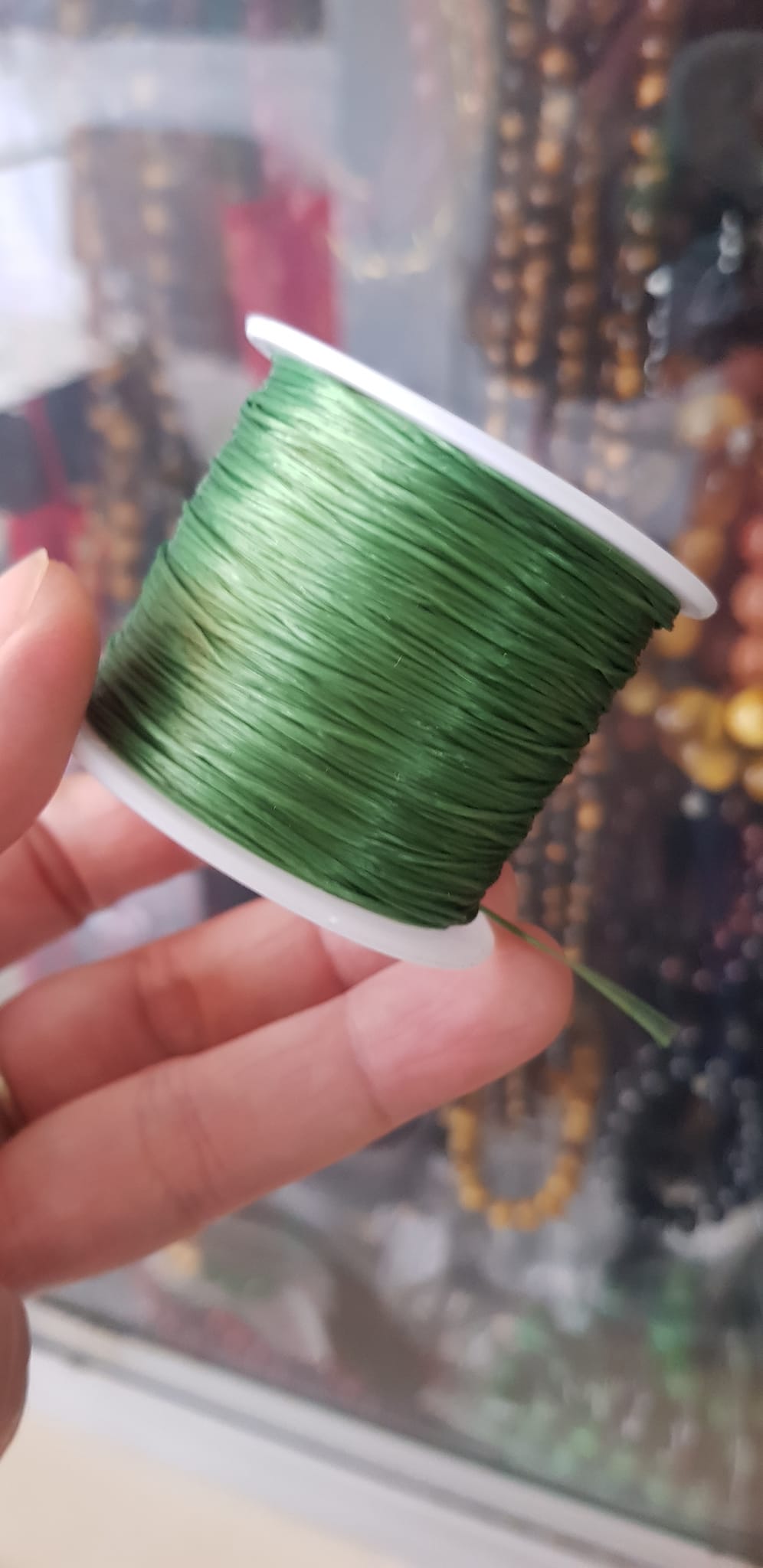 Cuộn Dây Thun CO GIÃN màu Xanh Lá xỏ vòng hạt chuỗi Dây này là dây thun chuyên xỏ vòng chuỗi màu Xanh Lá, có đủ màu .. Anh Chị đang đeo chuỗi muốn thay dây khác cho vòng thì đặt cuộn Thun chỉ này nhé