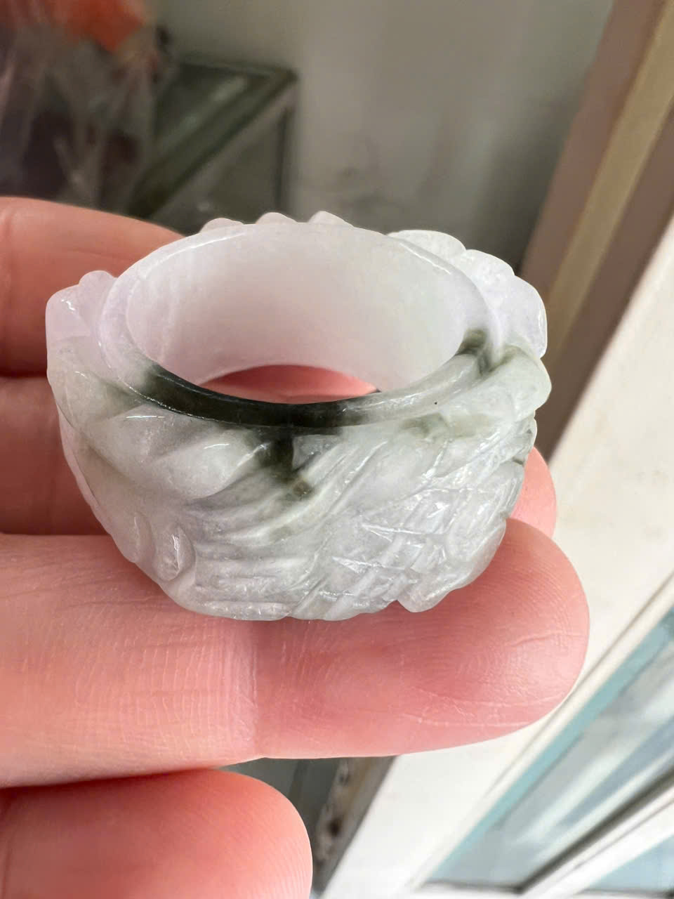 Nhẫn Rồng Nam Ni 21mm Cao 13mm Dầy 6mm Đá Cẩm Thạch màu màu trắng sáng bóng điểm xíu xanh đẹp ạ