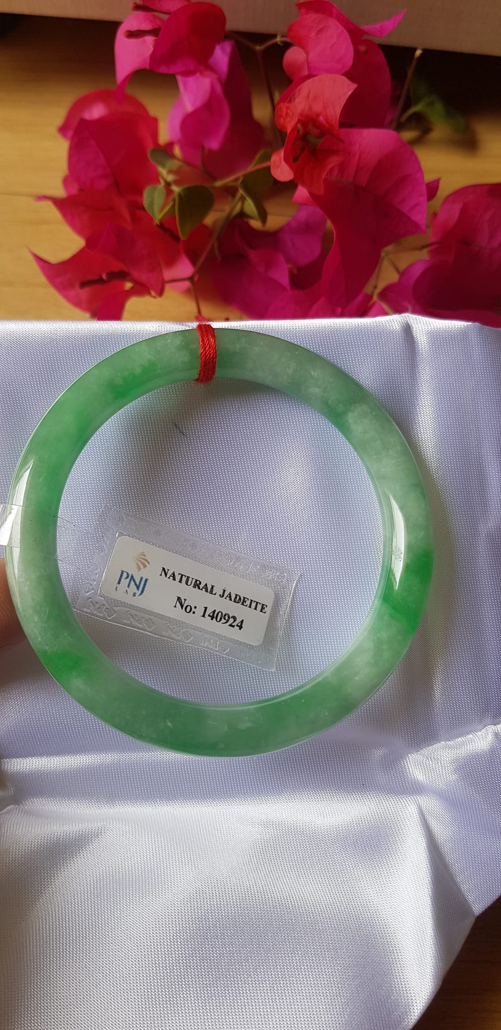Vòng Cẩm thạch tự nhiên Đậu Nở Lý Sịn 52mm x cọng 8mm Vòng kiểm định số đẹp P No 140924 đẹp lắm luôn ạ màu trắng xanh lý bông đậu xanh đều cả vòng đẹp sang nữ 50kg - 56kg đeo xinh tay sang lắm ạ