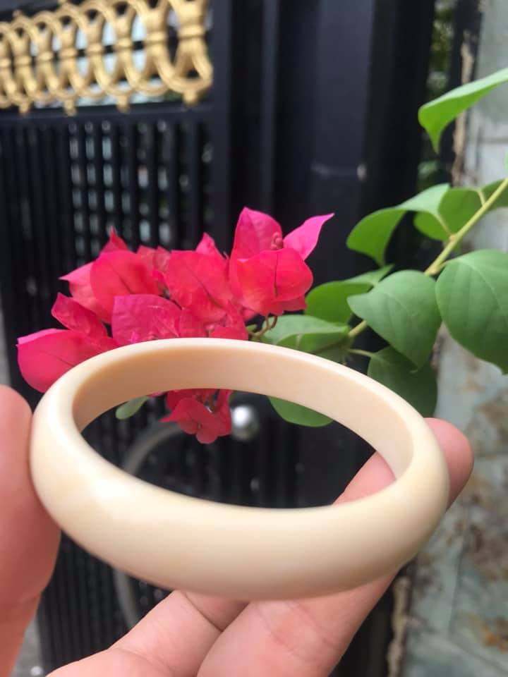 VÒNG TAY NỮ ĐEO MÀU TRẮNG GIẢ NGÀ HAY GỌI LÀ XƯƠNG MỸ NGHỆ SIZE 52MM x Bản Cao 12mm x Dầy 6,5mm NỮ NẶNG 50KG TRỞ XUỐNG ĐEO Ạ