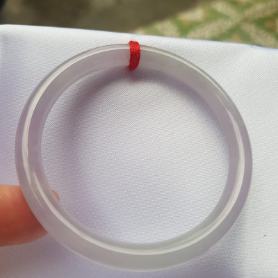 Vòng cẩm thạch Trắng Tím A 48mm x cọng mỏng nhỏ 6mm  Màu trắng tím nhẹ 2 bên  Nữ mệnh kim thủy tay nhỏ 35kg - 48kg đeo ạ