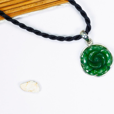 Mặt dây chuyền hoa mẫu đơn ngọc bích bọc bạc mệnh hỏa, mộc - Ngọc Quý Gemstones
