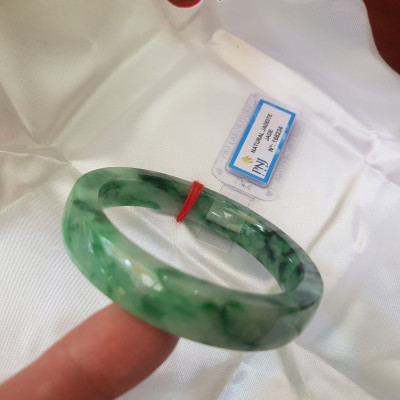 Vòng Tay Đá Ngọc Cẩm Thạch tự nhiên Bản Vuông 50mm   Vòng đã kiểm định có giấy chứng nhận P No 166234 Natural Jadeite  Nữ cân nặng 50kg - 55kg đeo Sang Tay Đẹp lắm luôn ạ