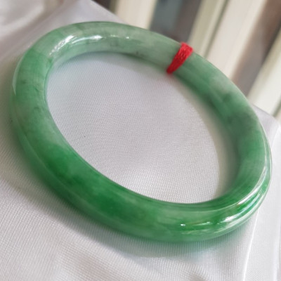 Vòng Cẩm Thạch tự nhiên mới Đậu Lý Sao 53mm x chột 8mm cao cấp sịn bóng đẹp màu xanh đậu lý tươi sáng bông trắng xanh nhẹ đẹp bóng nữ 52kg - 60kg đeo rất đẹp sang tay món quà tặng Mẹ , tặng vợ người phụ nữ yêu quý may mắn ý nghĩa ạ