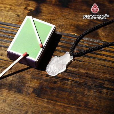Mặt dây chuyền cá vàng đá mã não trắng 3.4x2x0.64cm mệnh thủy, kim - Ngọc Quý Gemstones