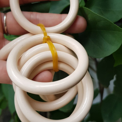  Vòng Đeo Tay Cho Bé Trai Gái đeo từ 1 tuổi -dưới 4 tuổi Màu Trắng Giả Ngà Hay Gọi Xương Mỹ Nghệ tròn đẹp Vòng cho em bé đeo Ni 39mm x cọng 7mm shop giao bất kỳ đồng giá rẻ mà đẹp xinh tay ạ
