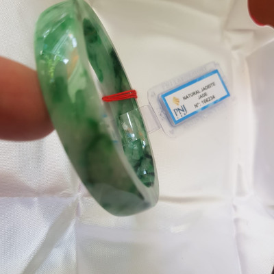 Vòng Tay Đá Ngọc Cẩm Thạch tự nhiên Bản Vuông 50mm   Vòng đã kiểm định có giấy chứng nhận P No 166234 Natural Jadeite  Nữ cân nặng 50kg - 55kg đeo Sang Tay Đẹp lắm luôn ạ