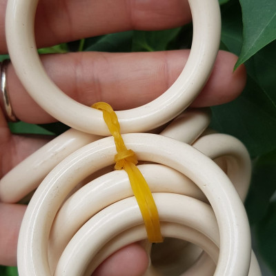  Vòng Đeo Tay Cho Bé Trai Gái đeo từ 1 tuổi -dưới 4 tuổi Màu Trắng Giả Ngà Hay Gọi Xương Mỹ Nghệ tròn đẹp Vòng cho em bé đeo Ni 39mm x cọng 7mm shop giao bất kỳ đồng giá rẻ mà đẹp xinh tay ạ