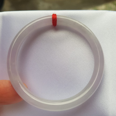 Vòng cẩm thạch Trắng Tím A 48mm x cọng mỏng nhỏ 6mm  Màu trắng tím nhẹ 2 bên  Nữ mệnh kim thủy tay nhỏ 35kg - 48kg đeo ạ
