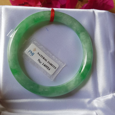 Vòng Cẩm thạch tự nhiên Đậu Nở Lý Sịn 52mm x cọng 8mm Vòng kiểm định số đẹp P No 140924 đẹp lắm luôn ạ màu trắng xanh lý bông đậu xanh đều cả vòng đẹp sang nữ 50kg - 56kg đeo xinh tay sang lắm ạ