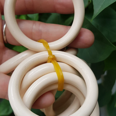  Vòng Đeo Tay Cho Bé Trai Gái đeo từ 1 tuổi -dưới 4 tuổi Màu Trắng Giả Ngà Hay Gọi Xương Mỹ Nghệ tròn đẹp Vòng cho em bé đeo Ni 39mm x cọng 7mm shop giao bất kỳ đồng giá rẻ mà đẹp xinh tay ạ