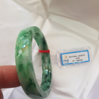 Vòng Tay Đá Ngọc Cẩm Thạch tự nhiên Bản Vuông 50mm   Vòng đã kiểm định có giấy chứng nhận P No 166234 Natural Jadeite  Nữ cân nặng 50kg - 55kg đeo Sang Tay Đẹp lắm luôn ạ