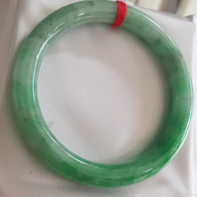 Vòng Cẩm Thạch tự nhiên mới Đậu Lý Sao 53mm x chột 8mm cao cấp sịn bóng đẹp màu xanh đậu lý tươi sáng bông trắng xanh nhẹ đẹp bóng nữ 52kg - 60kg đeo rất đẹp sang tay món quà tặng Mẹ , tặng vợ người phụ nữ yêu quý may mắn ý nghĩa ạ