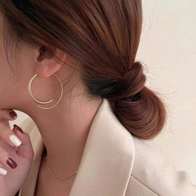 Khuyên tai nữ dáng tròn xoắn