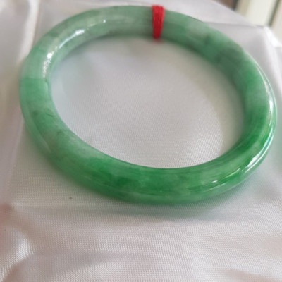 Vòng Cẩm Thạch tự nhiên mới Đậu Lý Sao 53mm x chột 8mm cao cấp sịn bóng đẹp màu xanh đậu lý tươi sáng bông trắng xanh nhẹ đẹp bóng nữ 52kg - 60kg đeo rất đẹp sang tay món quà tặng Mẹ , tặng vợ người phụ nữ yêu quý may mắn ý nghĩa ạ