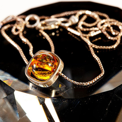 Dây Chuyền Đá Phong Thủy Hổ phách (Amber) Thiên Nhiên Mix  Charm Bạc 925 DC002