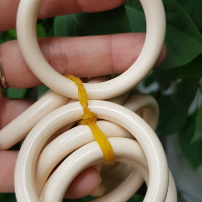  Vòng Đeo Tay Cho Bé Trai Gái đeo từ 1 tuổi -dưới 4 tuổi Màu Trắng Giả Ngà Hay Gọi Xương Mỹ Nghệ tròn đẹp Vòng cho em bé đeo Ni 39mm x cọng 7mm shop giao bất kỳ đồng giá rẻ mà đẹp xinh tay ạ