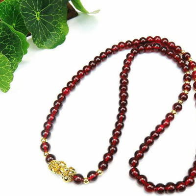 Combo Vòng đeo tay phong thủy đá Ngọc Hồng Lựu đính Tì Hưu Mạ Vàng 18k, kèm hộp đựng lót lụa.