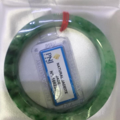 Vòng Tay Đá Ngọc Cẩm Thạch tự nhiên Bản Vuông 50mm   Vòng đã kiểm định có giấy chứng nhận P No 166234 Natural Jadeite  Nữ cân nặng 50kg - 55kg đeo Sang Tay Đẹp lắm luôn ạ