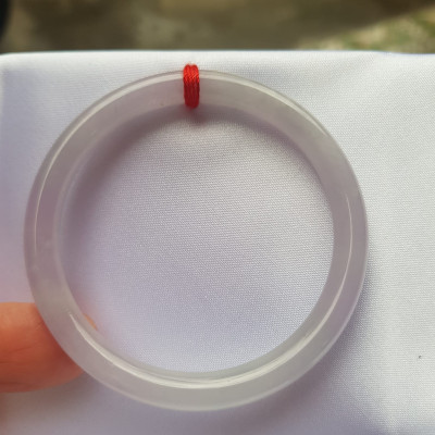 Vòng cẩm thạch Trắng Tím A 48mm x cọng mỏng nhỏ 6mm  Màu trắng tím nhẹ 2 bên  Nữ mệnh kim thủy tay nhỏ 35kg - 48kg đeo ạ
