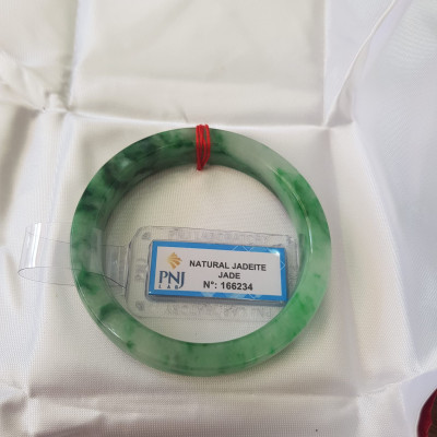 Vòng Tay Đá Ngọc Cẩm Thạch tự nhiên Bản Vuông 50mm   Vòng đã kiểm định có giấy chứng nhận P No 166234 Natural Jadeite  Nữ cân nặng 50kg - 55kg đeo Sang Tay Đẹp lắm luôn ạ