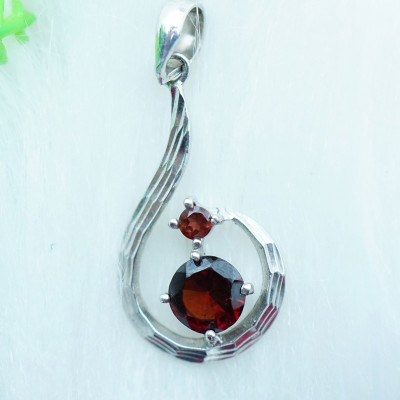 Mặt dây chuyền bạc 925 đính đá Garnet ngọc hồng lựu tự nhiên kiểu xoắn MDG4