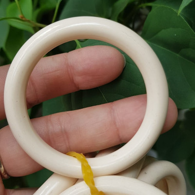  Vòng Đeo Tay Cho Bé Trai Gái đeo từ 1 tuổi -dưới 4 tuổi Màu Trắng Giả Ngà Hay Gọi Xương Mỹ Nghệ tròn đẹp Vòng cho em bé đeo Ni 39mm x cọng 7mm shop giao bất kỳ đồng giá rẻ mà đẹp xinh tay ạ